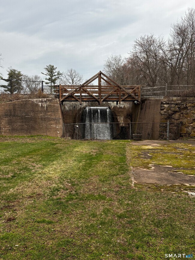 Building Photo - 222 Williams St E