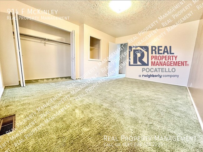 Building Photo - 2 bed 1.5 bath townhome - Covered parking