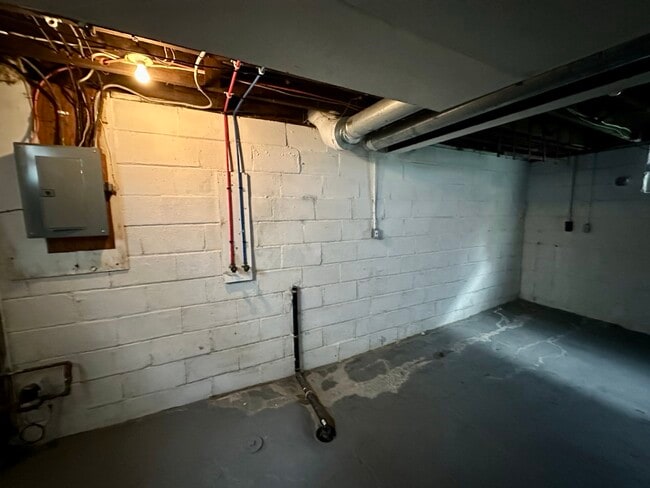 Building Photo - 362 E South St