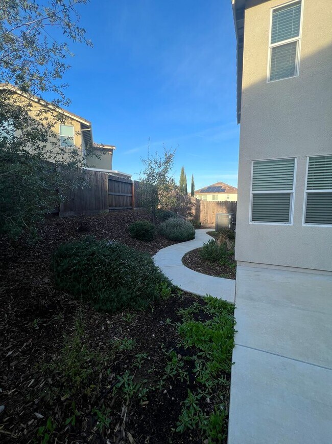 Building Photo - Spacious 4 Bedroom Home with Downstairs Bedroom and Upstairs Loft in Whitney Ranch Rocklin