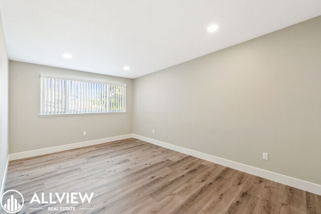 Building Photo - Welcome to this stunning 5-bedroom, 4-bathroom home located in the desirable Huntington Beach nei...