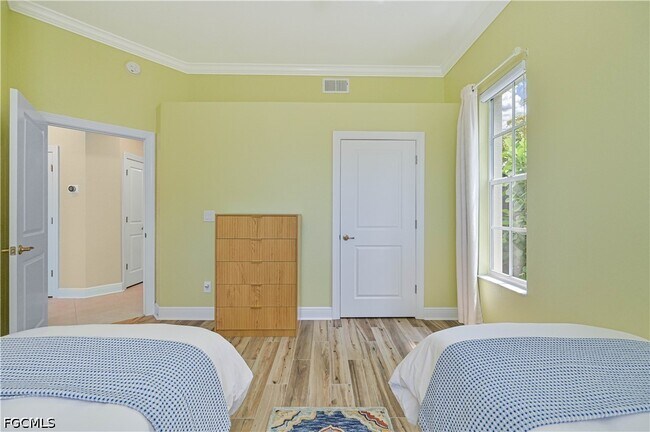 Building Photo - 5000 Royal Shores Dr