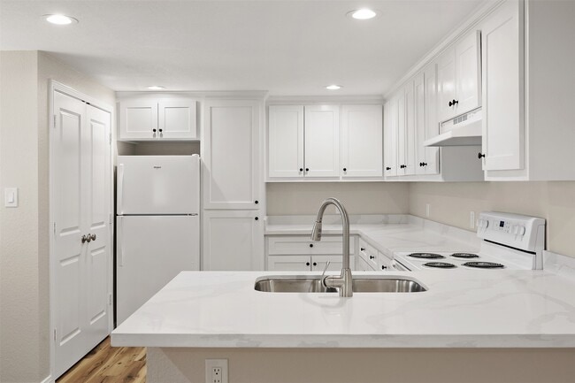 Building Photo - 2222 N Austin Ave