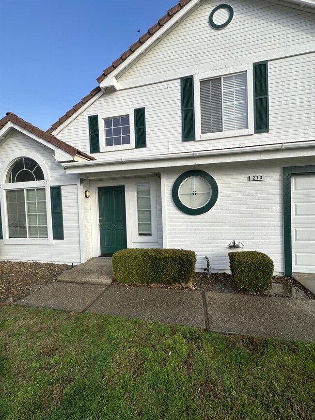 Building Photo - 273 W Cromwell Ave