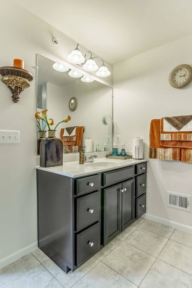 Building Photo - 3-bedroom, 2.5-bathroom condo with a great open-concept main level.