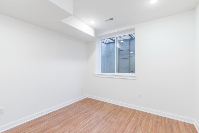 Building Photo - 810 W Norris St