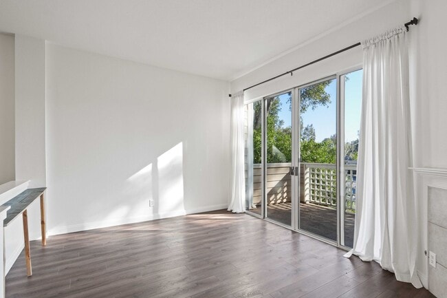 Building Photo - Gorgeous 2 Story Townhome in Valencia!