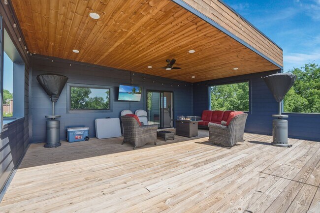 Building Photo - Luxury Nashville Retreat with Skyline & River Views | 4BR + Rooftop Entertainment Loft