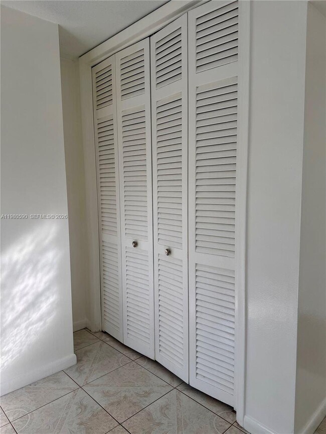 Building Photo - 16701 NE 14th Ave