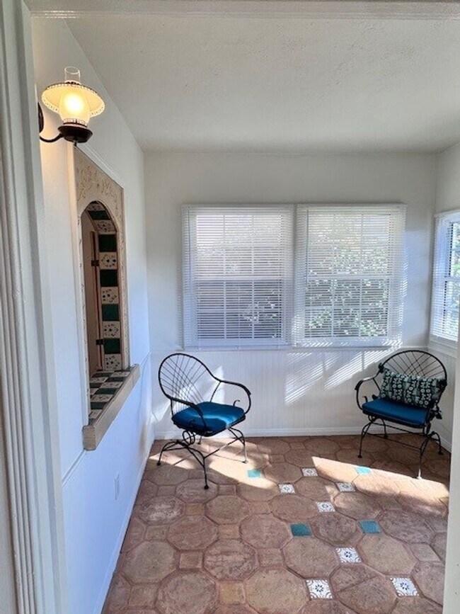 Building Photo - One bedroom, one bath in La Crescenta