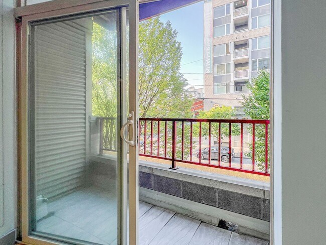 Building Photo - 1bd/1ba Seattle Condo