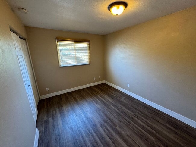 Building Photo - 3 Bedroom - 2  Bedroom - 1656 Sq. Ft - Cas...