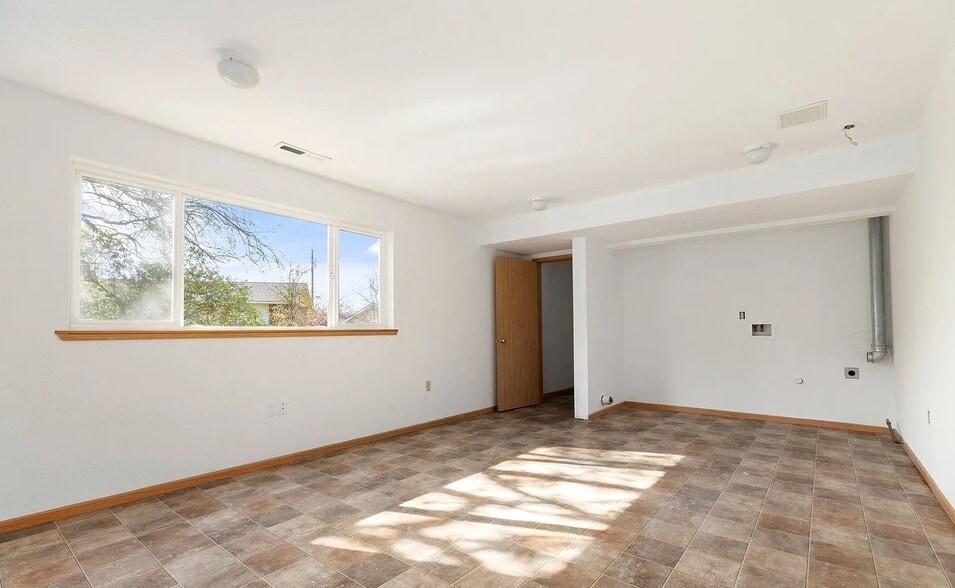 Rec/Laundry Room - 4010 L Ave