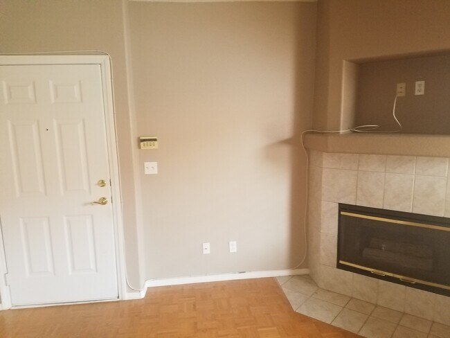 Building Photo - COZY 2 BED 2 BATH CONDO IN HENDERSON!