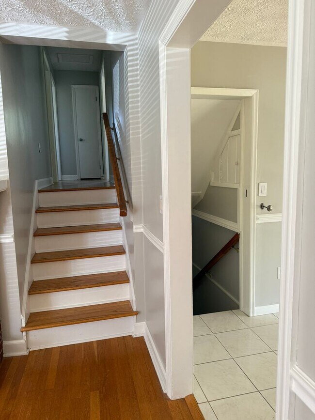 Building Photo - Spacious 4BR/2BA Tri-Level Home in Histori...