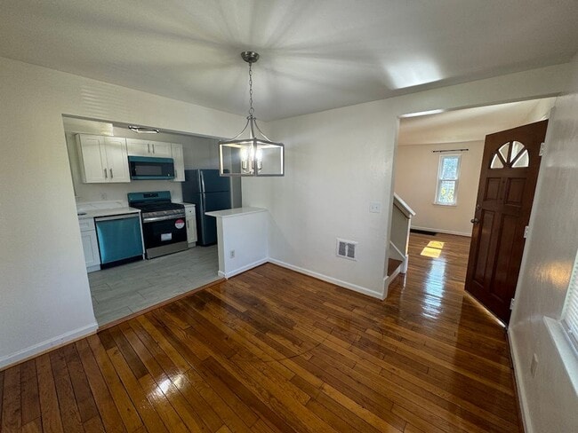 Building Photo - Completely Updated, Open , Quiet House in Oakmont!