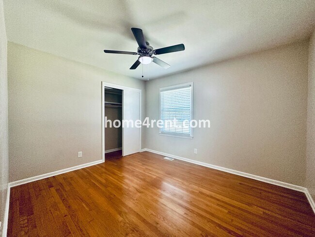 Building Photo - Cozy Ranch Home in Shawnee w/ Plenty of Natural Light, Wood Floors Throughout and an Updated Kitc...