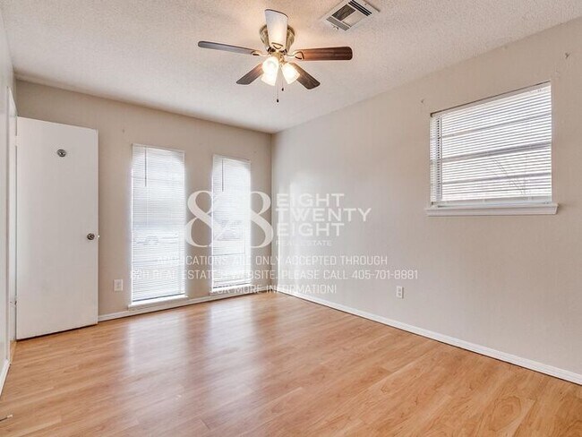 Building Photo - Midwest City 3 Bed/2 Bath House with Attached Two-Car Garage!