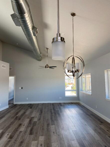 Building Photo - 909 Blondel St