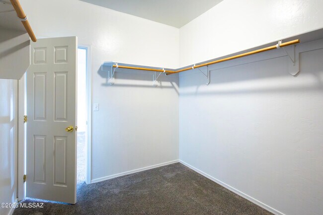 Building Photo - 392 Falcon Ct