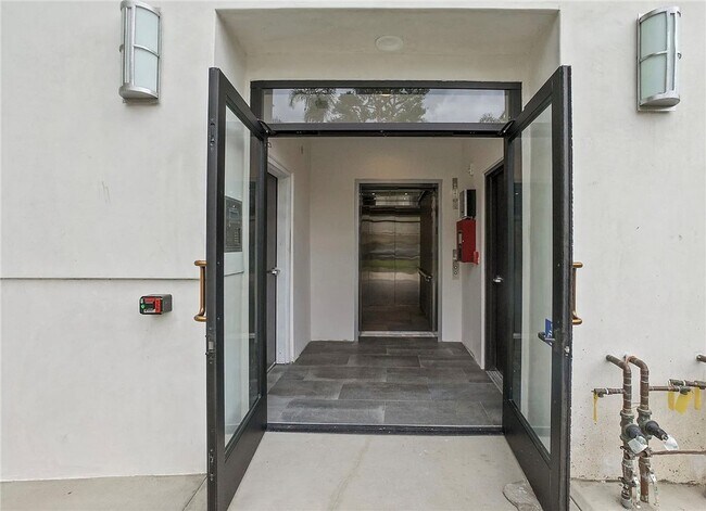 Building Photo - 5432 Hermitage Ave