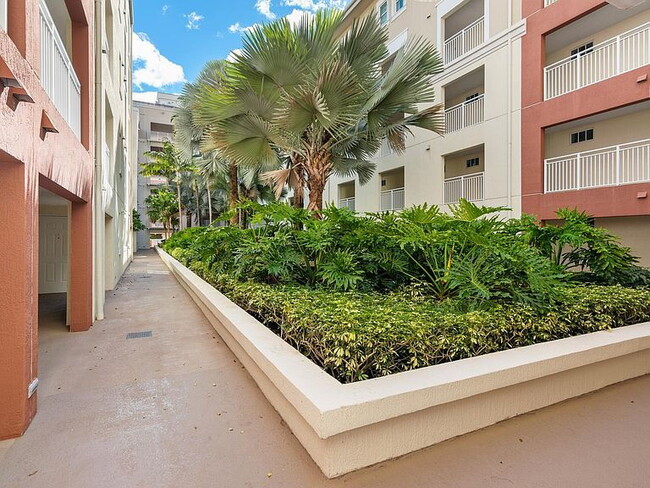 Building Photo - "Chic 1-Bedroom Retreat in the Heart of Miami - 782 Sq Ft of Comfort!"