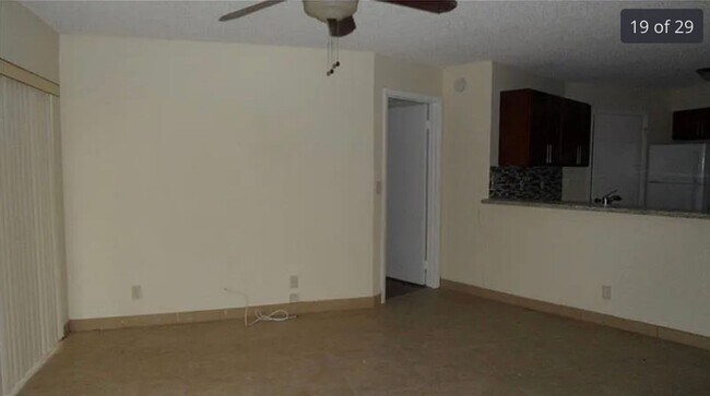 Building Photo - Spacious 2/2 Available for Move-In 9/1