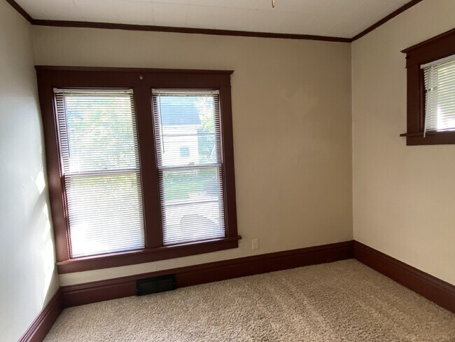 Building Photo - 1 Bedroom Lower with garage