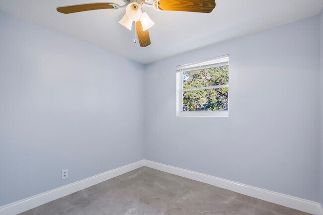 Building Photo - 5073 SW 28th Ave