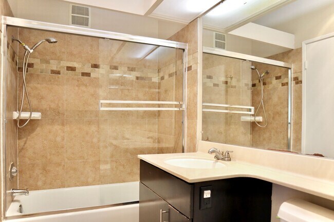 Building Photo - Charming condo in Fremont in a beautiful community – HUGE balcony!