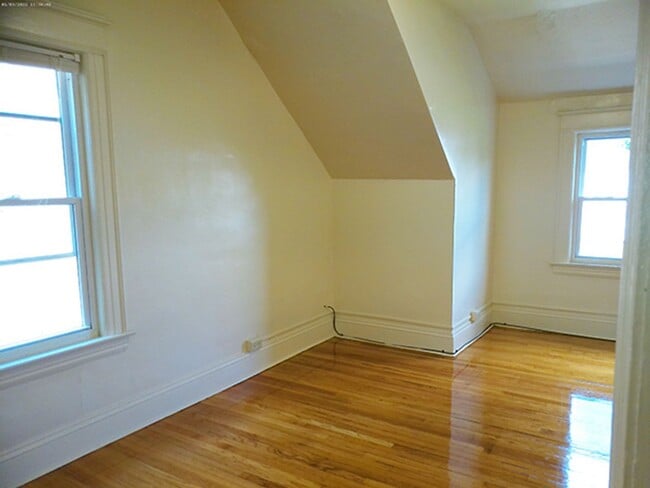 Building Photo - Available 8/1/26- Spacious and Open Two St...
