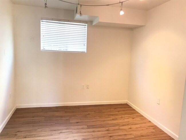 Building Photo - 1533 Heights Blvd