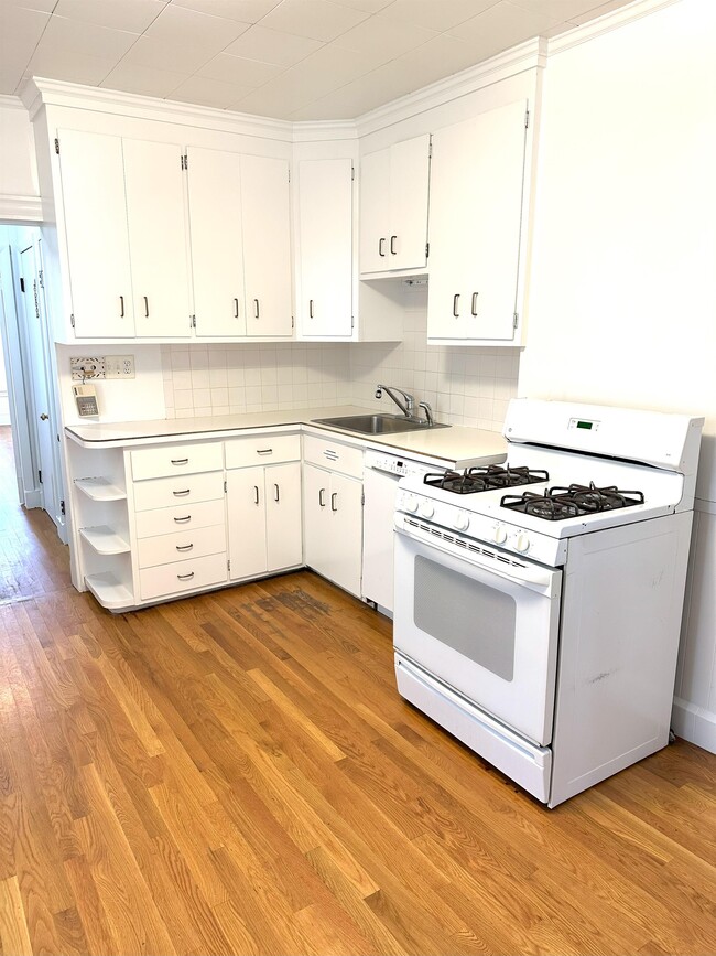 Building Photo - 30 Hall St