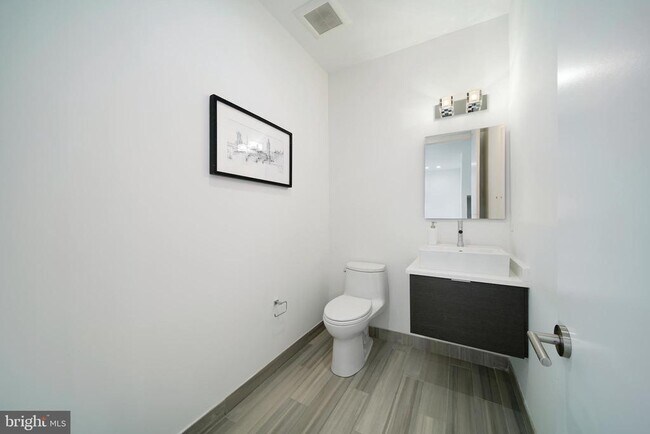 Building Photo - 142 S Front St