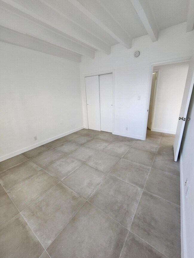 Building Photo - 100 Cascade Ln