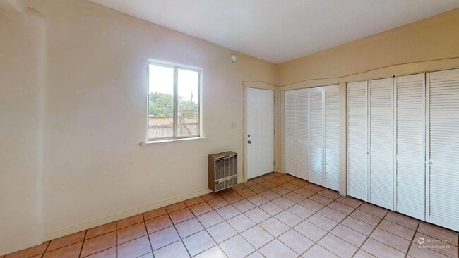 Building Photo - Light and bright 2 bedroom central location