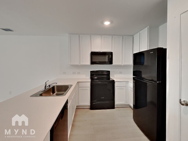 Building Photo - 225 Poplar Pl