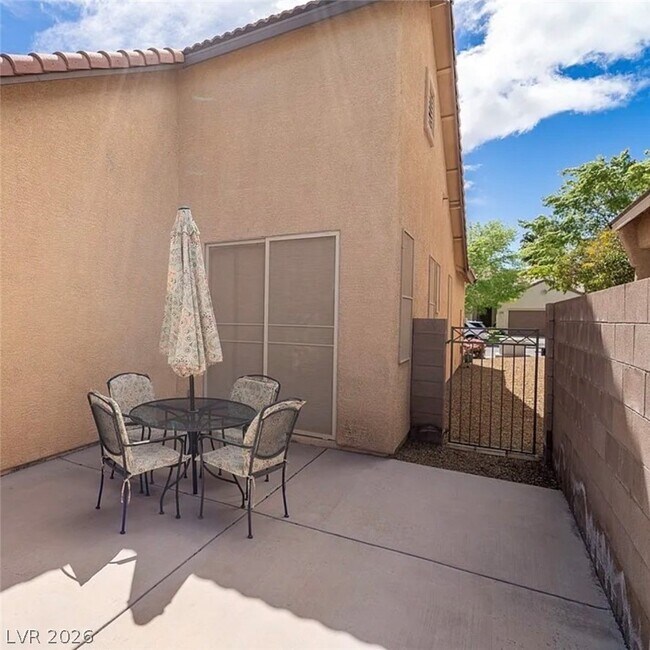 Building Photo - 2406 Paveene Ave