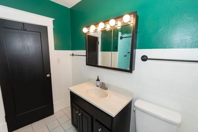 Building Photo - Near Northwest Neighborhood in South Bend 4 bedroom Craftsman style 2-story