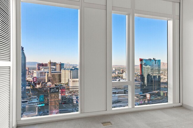 Building Photo - Stunning North Strip/City views from this UNFURNISHED 1+Den/1.5ba residence.