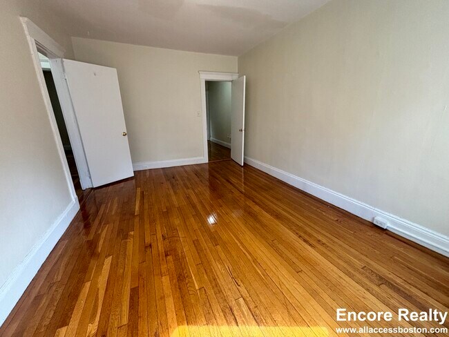 Building Photo - 231 Park Dr
