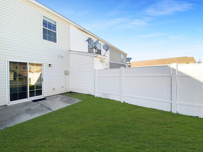 Building Photo - Two Bedroom Townhome in Godley Park with m...