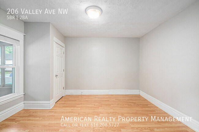 Building Photo - 206 Valley Ave NW