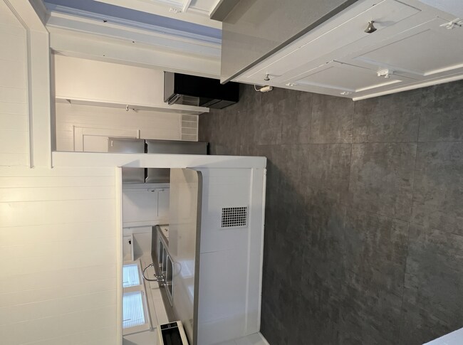 Building Photo - 1114 7th Ave W