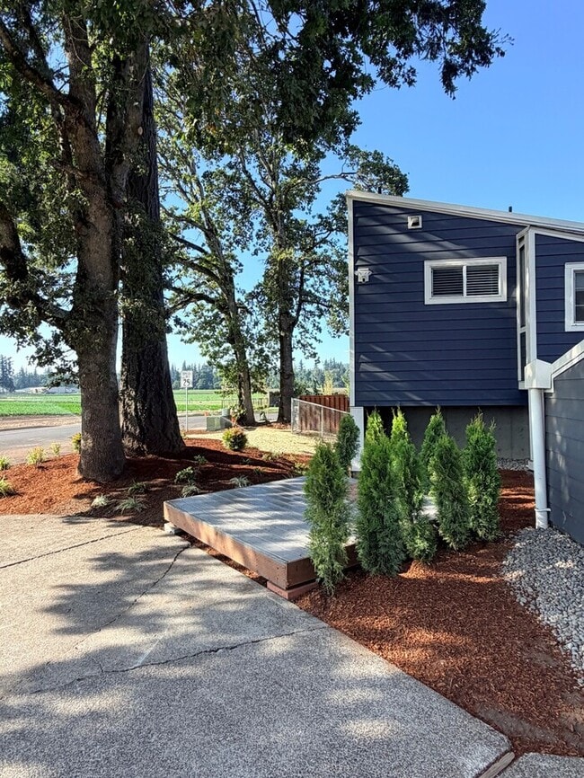 Building Photo - Spacious Home with Office, Studio, Workshop - Endless Possibilities!