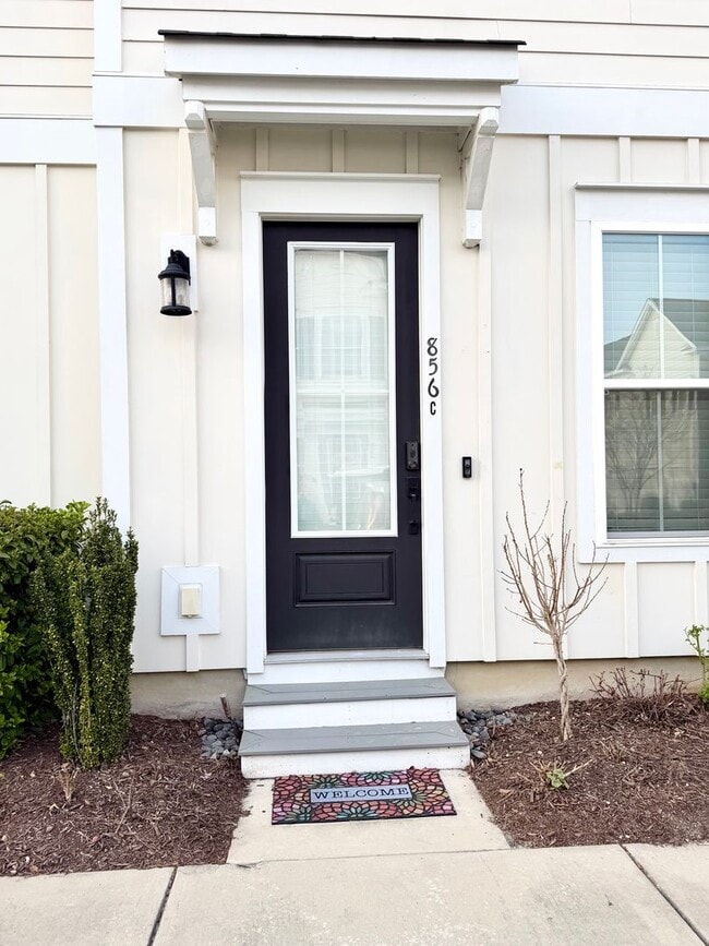 Building Photo - Upscale Townhome in Market Common! MOVE-IN READY!