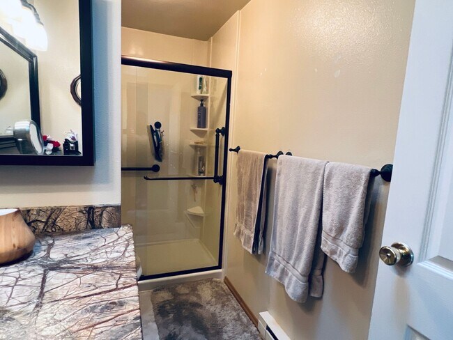 Building Photo - Beautiful yard, 3 bedroom 1 bath rambler i...