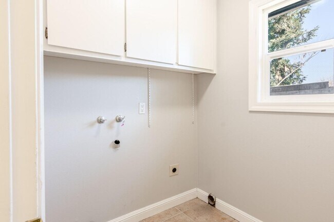 Building Photo - FOUR BEDROOM HOME ON A HUGE LOT SEE VIDEO