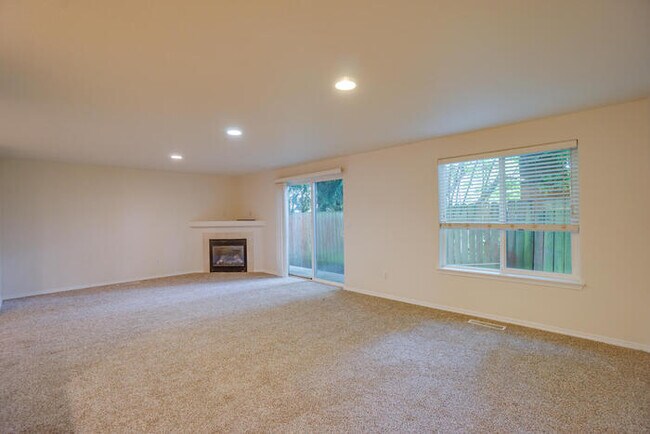 Building Photo - THREE BEDROOM TOWNHOME WITH GARAGE ACROSS FROM SHOPPING AND DINING
