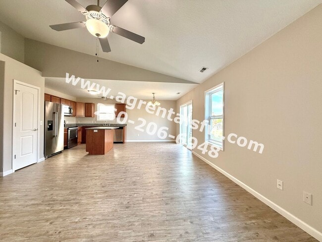 Building Photo - 3 Bedroom House